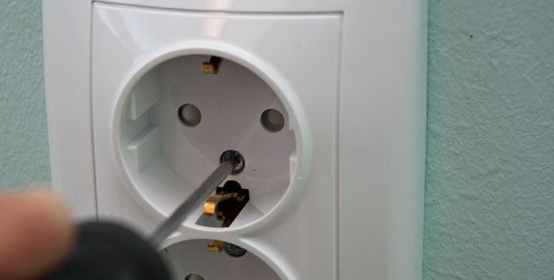 Струја убила електричара