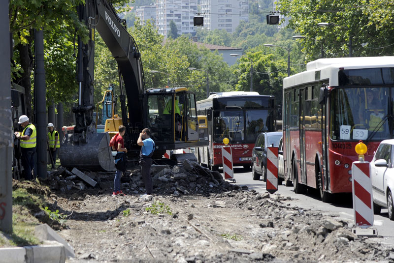 РАДОВИ У БУЛЕВАРУ ОСЛОБОЂЕЊА: До Клиничког центра не може ни хитна