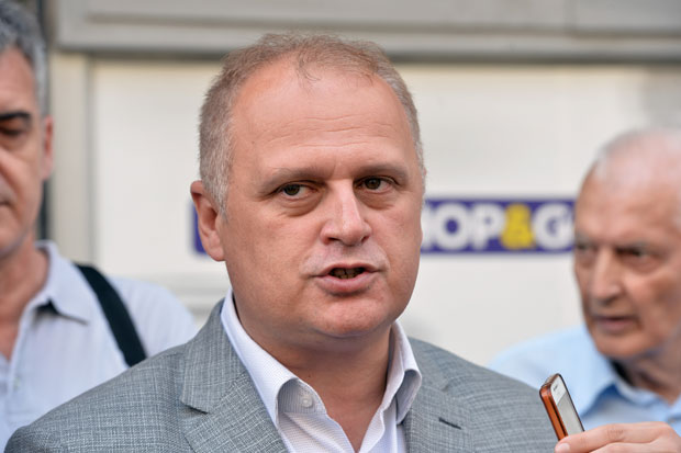 ​​Весић уручио саксофон Музичкој школи Станковић