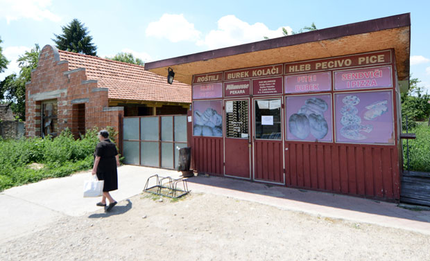 Ножем избо мајку троје деце, преминула на путу до болнице
