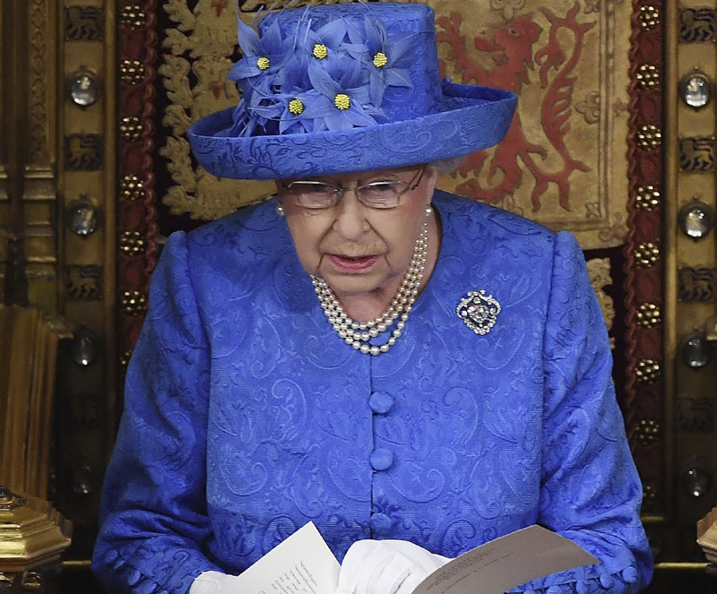 ХИСТЕРИЈА ОКО ПЛАВОГ ШЕШИРА: Енглеска краљица држала говор о Брегзиту са “обележијима ЕУ” 