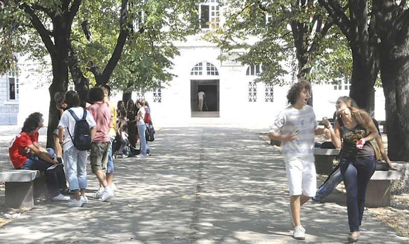 У гимназији тесно