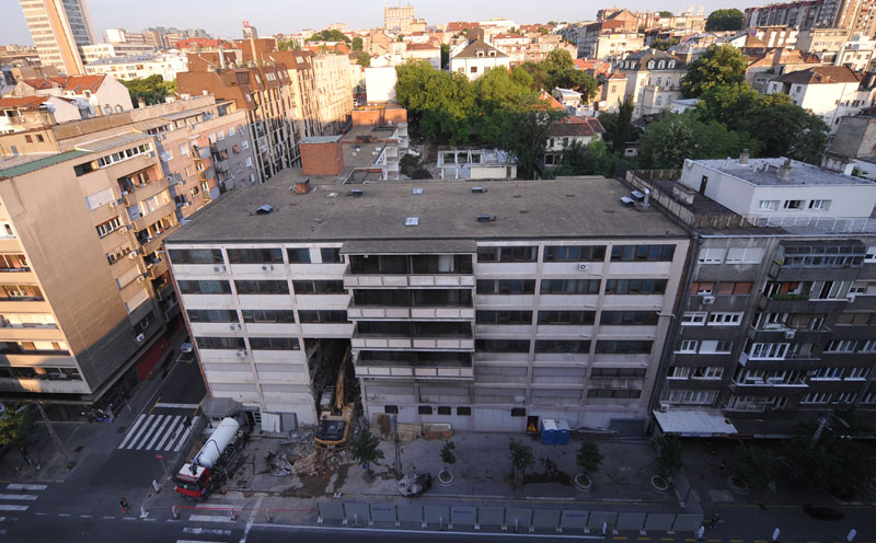 Руше некадашњу америчку амбасаду