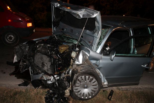 САОБРАЋАЈКА КОД НИША:  Тешко повређено пет особа, ватрогасци секли возило да их извуку! (ФОТО)