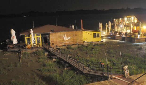 Угашен пожар на сплаву Вива на Дунавском кеју