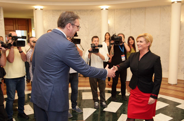 Вучић од Китаровић добио бомбоњеру и чоколадице из Хрватске