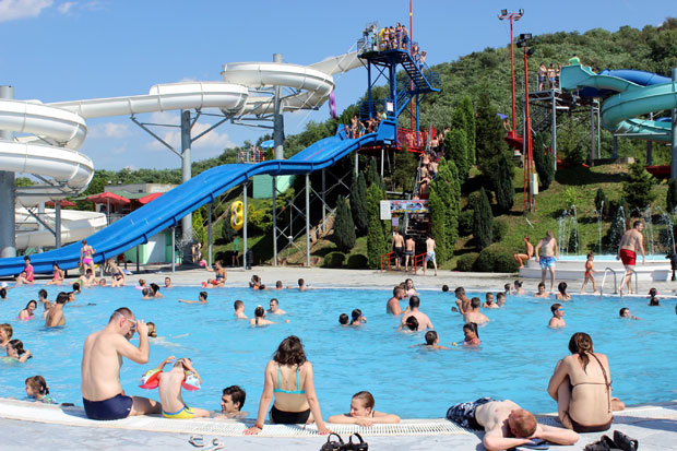 На базенима Аква парка преко 2.000 купача