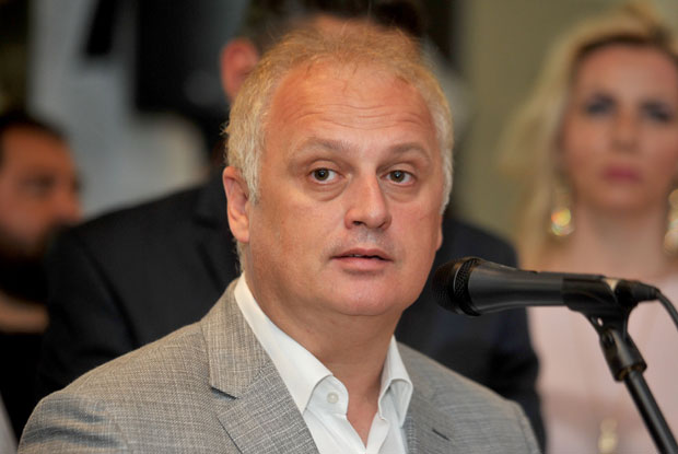 Весић доделио стипендију младом певачу Миловановићу