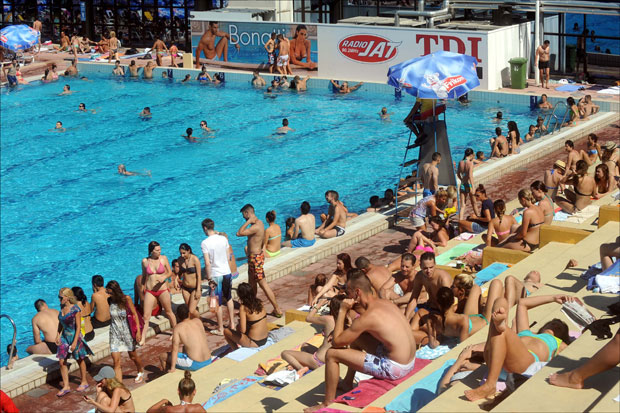 Купање од ујутру до поноћи на базену Ташмајдан