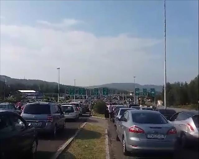 Мање гужве на македонско-грчкој граници, колоне и даље иду споро