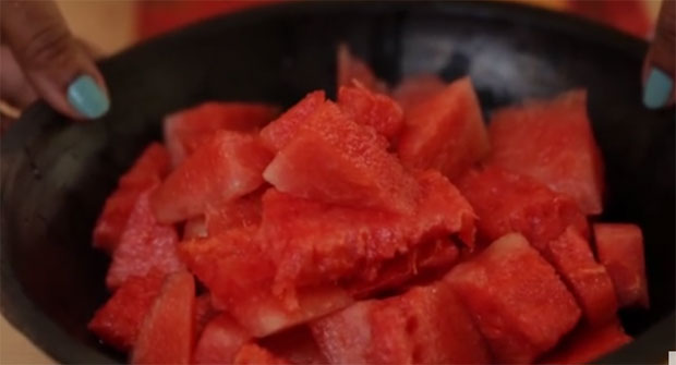 Очистите семенке из лубеница уз помоћ овог једноставног трика (ВИДЕО)