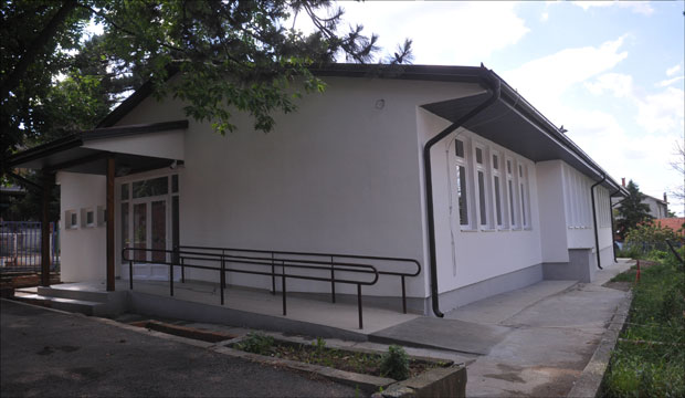 ОБНОВЉЕНА АЗБЕСТНА МОНТАЖНА ЗГРАДА: Ученици од септембра у новим клупама