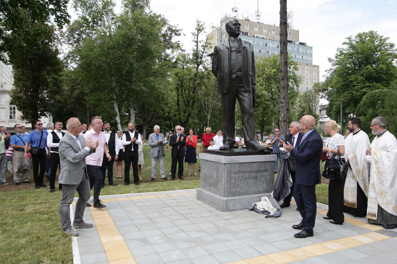 На Врачару откривен споменик Милутину Миланковићу