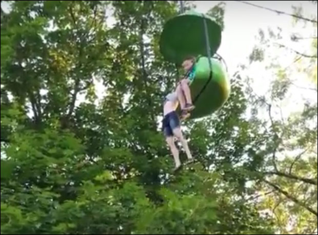 Њујорк: Спасао живот девојчици која је висила са жичаре (ВИДЕО)