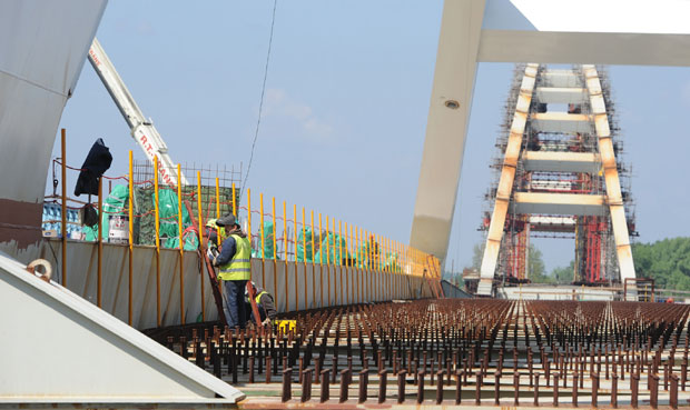 Арматура убила радника, другог повредила