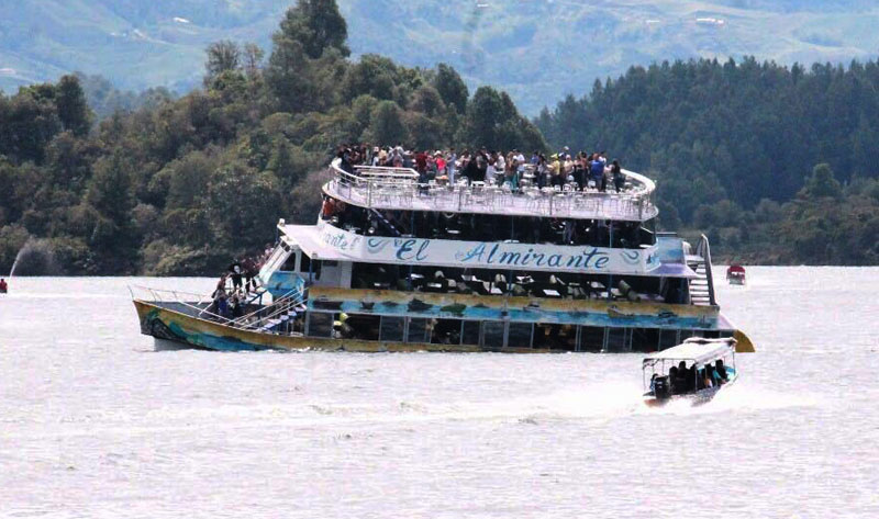 ПОТОНУО БРОД У КОЛУМБИЈИ: Страдало најмање девет особа, док се 30 води као нестало