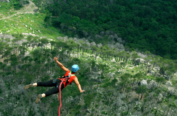 Лош енглески узрок смрти тинејџерке у банџи џампингу?