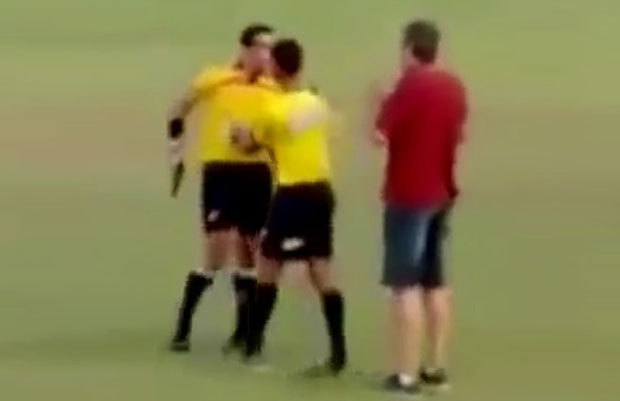 ПРЕКИПЕЛО МУ: Судија потегао пиштољ након приговора фудбалера (ВИДЕО) 
