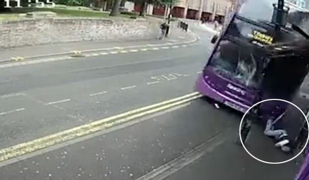 ОВАЈ ЧОВЕК ЈЕ СУПЕРМЕН: Ударио га аутобус, а он само устао и ушетао у паб (ВИДЕО)