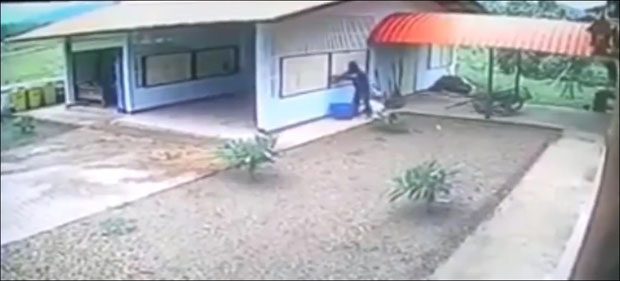 ЛОПОВ СА СПЕЦИЈАЛНИМ ПОТРЕБАМА: Обијао прозор гараже поред непостојећих врата (ВИДЕО)