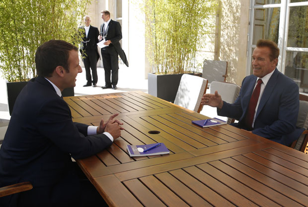 ВИДЕО: Шварценегер и Макрон подбадали Трампа