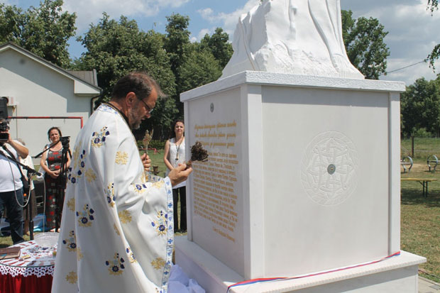 Бијељина: Откривен споменик мајкама погинулих бораца