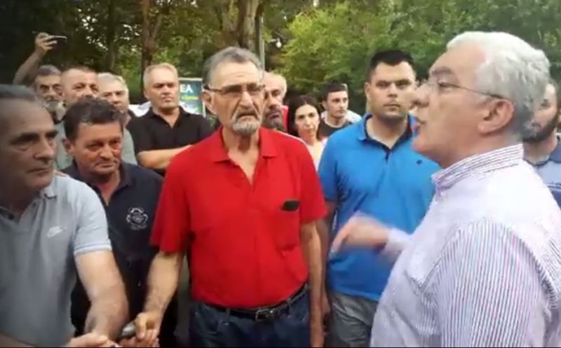 Полиција упала у стан Небојше Медојевића, он проводи ноћ у Скупштини