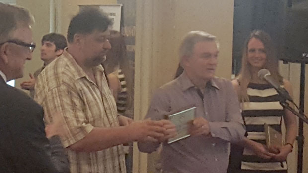 СКАНУ: Плакета новинару „Новости” Владимиру Митрићу