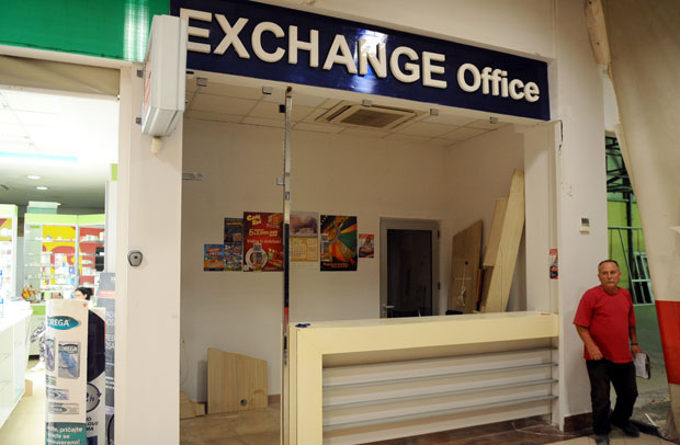 Пљачка у Земуну: Аутом разбили врата, сајлом ишчупали сеф