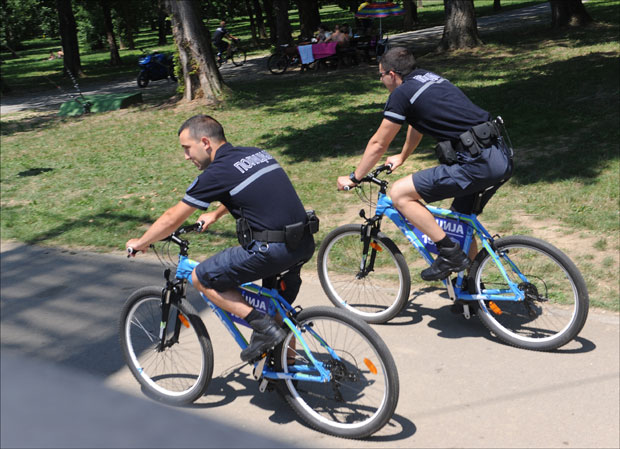 Ада Циганлија: На бициклима мотре купаче