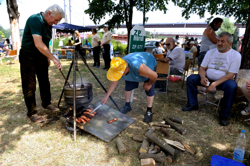 Спремали рибљу чорбу и роштиљ