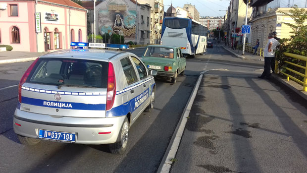 НИШ: Четири особе повређене у судару аутобуса и аутомобила