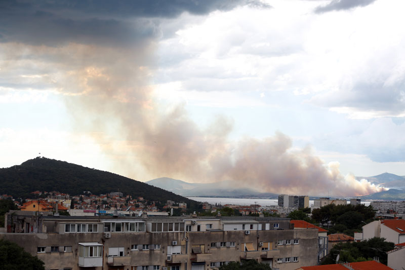 Код Трогира велики пожар, евакуисани туристи, обустављен саобраћај
