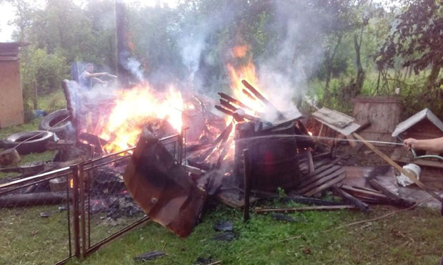 Гром спалио викендицу, због лошег пута ватрогасно возило није могло да приђе