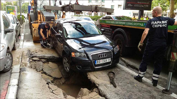 Рупе гутају аутомобиле