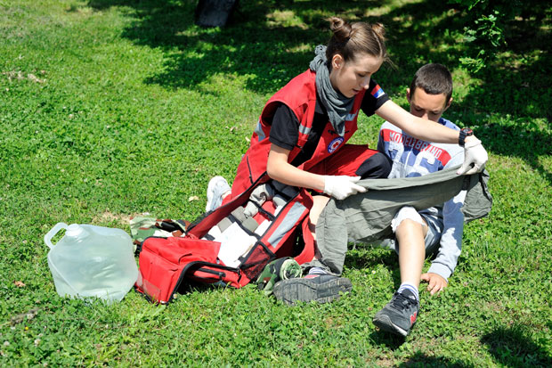 Волонтери Црвеног крста обучавали децу у пружању прве помоћи