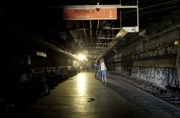 Карађорђев парк: Перони у мраку