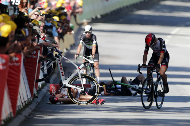 СУДАР НА ТУР ДЕ ФРАНСУ: Кавендиш поломио раме, Саган дисквалификован