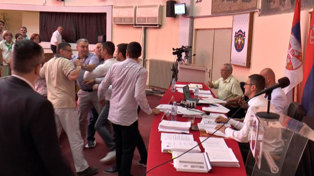 Општа туча одборника у Чачку, председник у Ургентном због повреде ока (ФОТО/ВИДЕО)