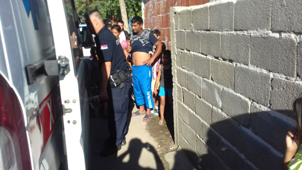 ЛОПАТАМА И ВИЛАМА НА КОМШИЈЕ: Осам особа повређено у обрачуну две ромске породице (ФОТО)