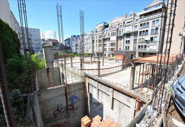 Градилиште напуштено 15 година: Aрматура вири на све стране