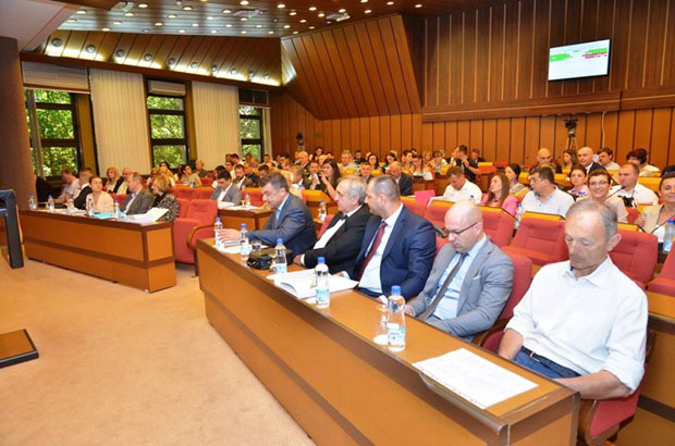 Због директора пале тешке речи