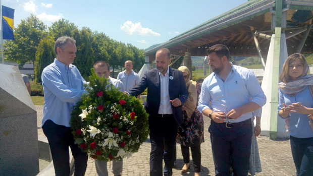 Јанковић у Сребреници пре годишњице; венци и у Кравици