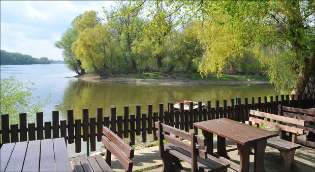 Уживање на чардама уз паприкаш и вино