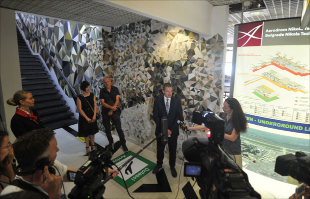 ТЕСЛА КРАСИ АЕРОДРОМ: Откривен мурал инспирисан ликом великог научника / ВИДЕО