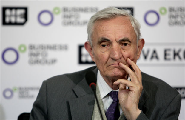 Банкар дужнику тражи запослење?