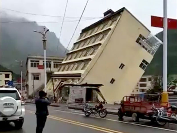 ВИДЕО: Зграда буквално упала у реку