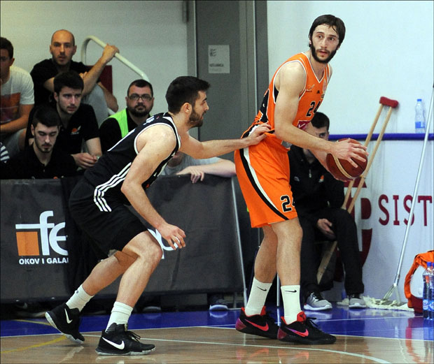 Томић пред Партизаном, црно-бели преговарају са Чакаревићем