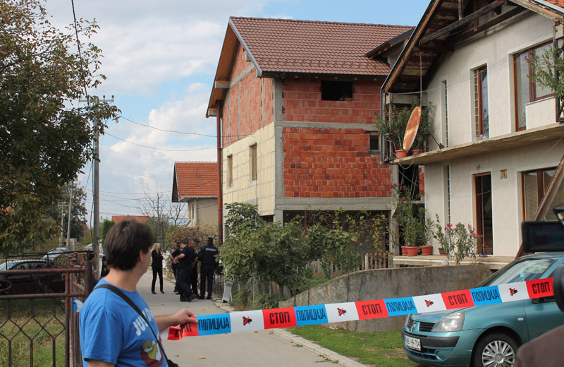 Жени смрскао главу због љубоморе