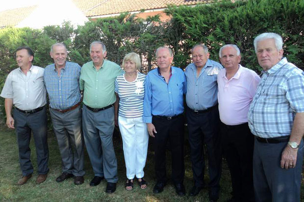 Фамилија на три континента